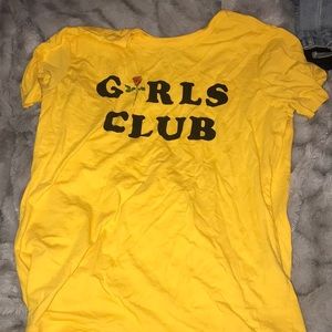 A yellow shirt.